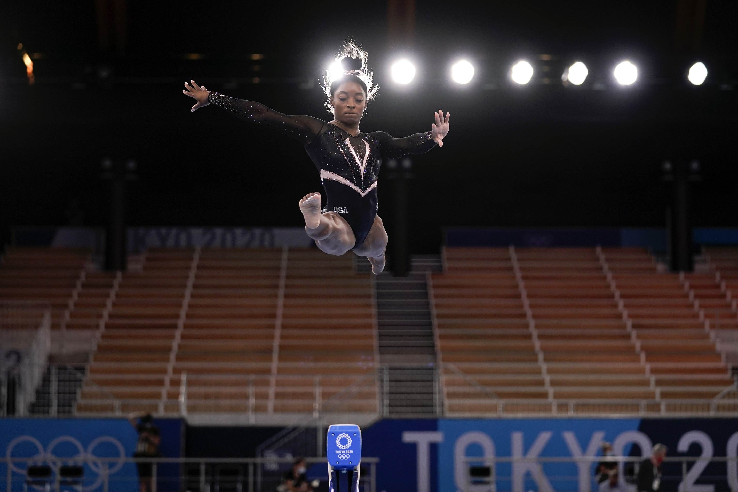 Ginasta Simone Biles, dos EUA, pratica na trave durante treino em Tóquio 