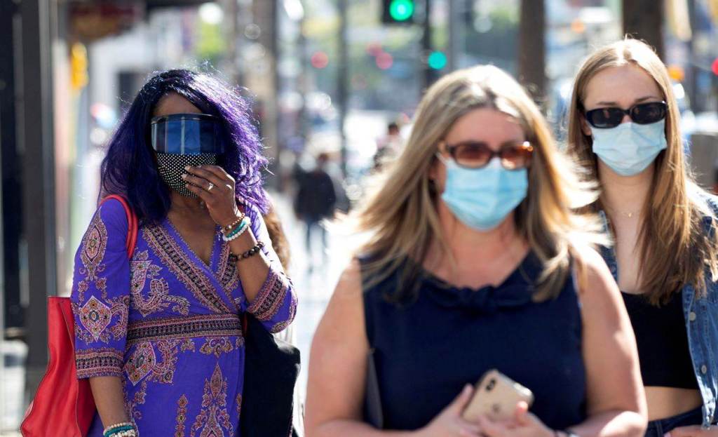 Pessoas usam máscaras em meio à pandemia de Covid-19 nos Estados Unidos