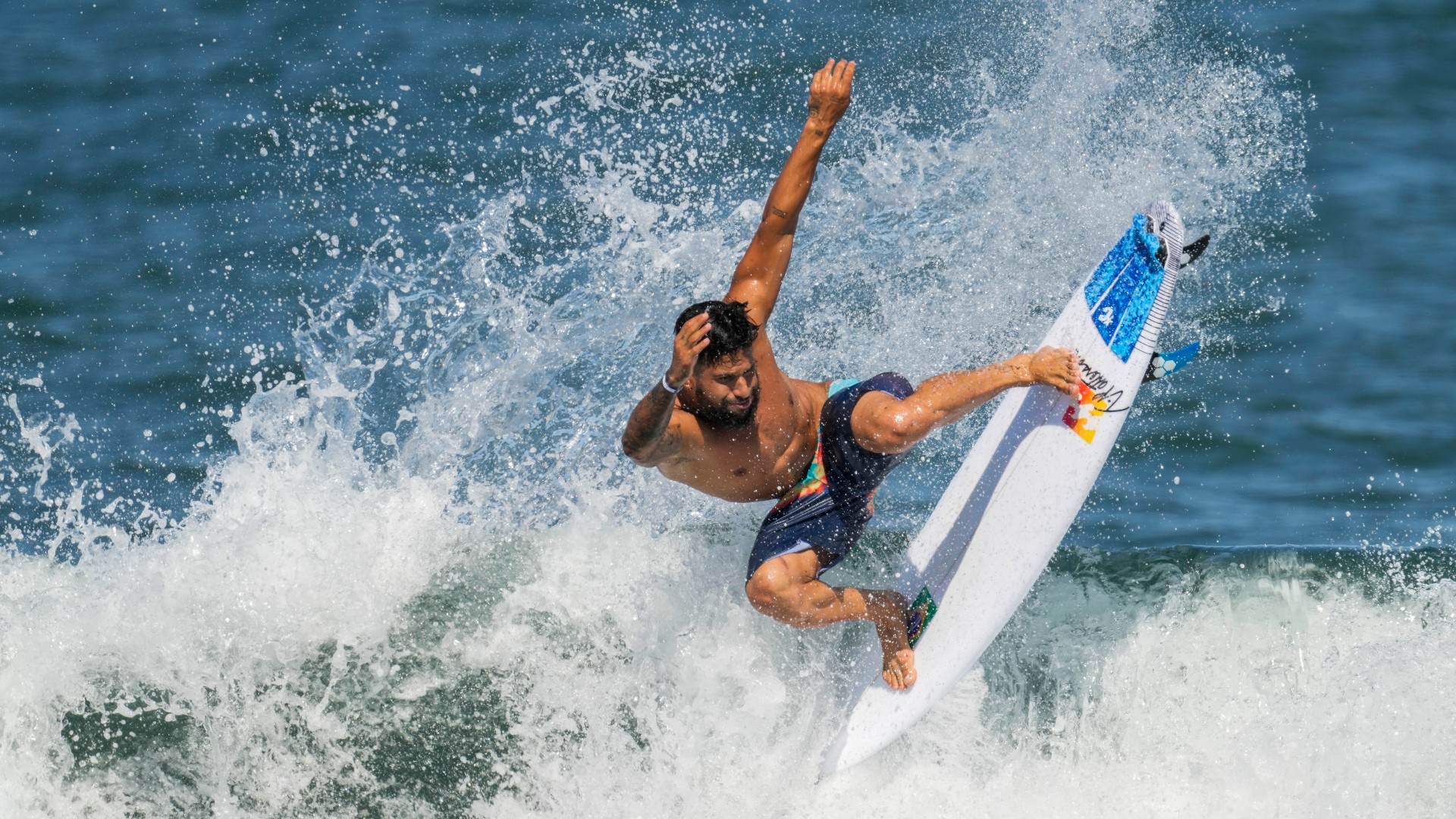 O surfista brasileiro Ítalo Ferreira treina as Olimpíadas de Tóquio