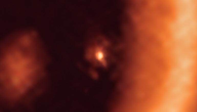 Imagem mostra uma visão aproximada do disco de formação da lua 