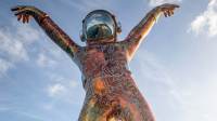 Estátua de astronauta de 7 metros é colocada no Mar do Caribe