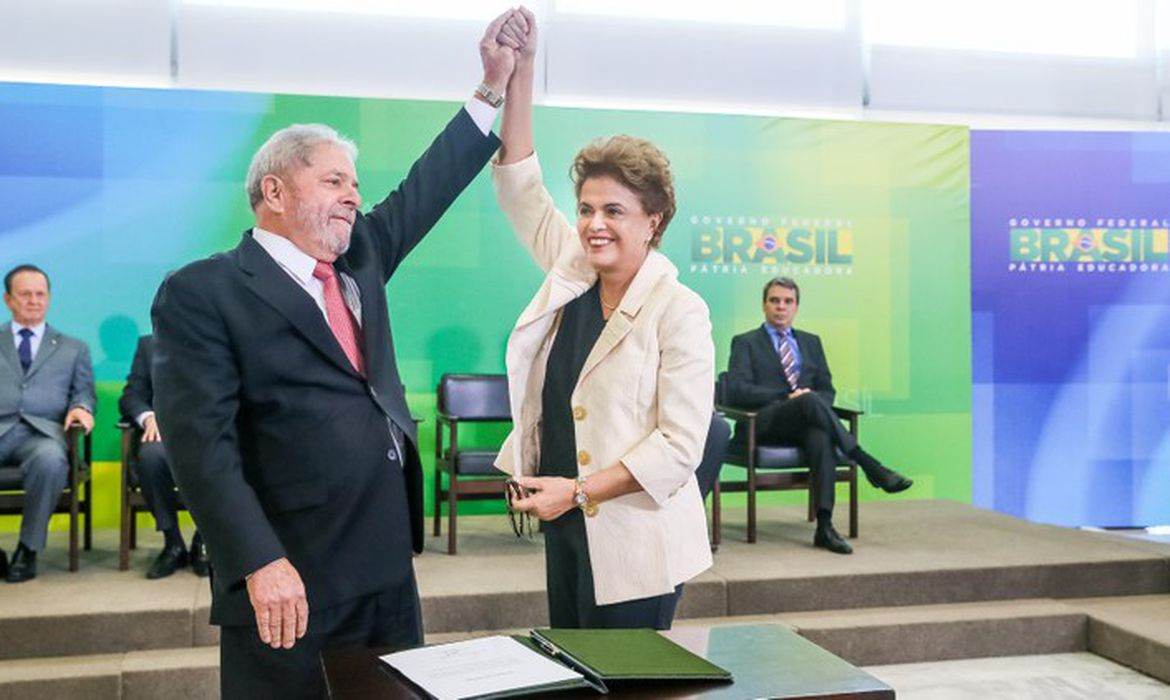 Dilma dá posse a Lula na Casa Civil