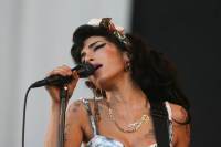 Quase 800 dos pertences de Amy Winehouse entram em leilão