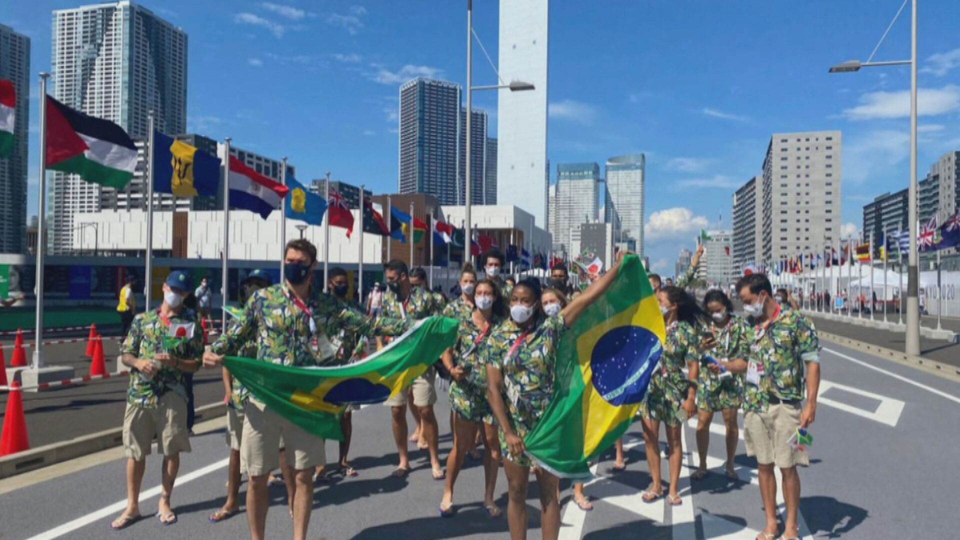 Delegação brasileira faz desfile simbólico no Japão