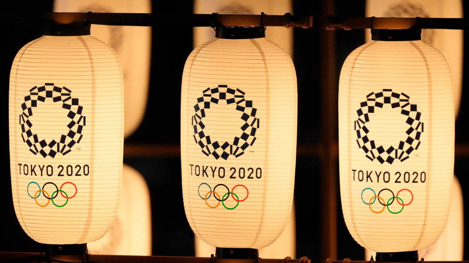 Laternas com o logo das Olimpíadas iluminam a cerimônia de abertura dos Jogos