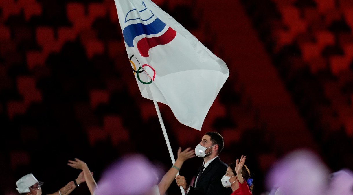 Com a Rússia banida dos Jogos, atletas do país desfilam com cores do Comitê Olímpico Russo