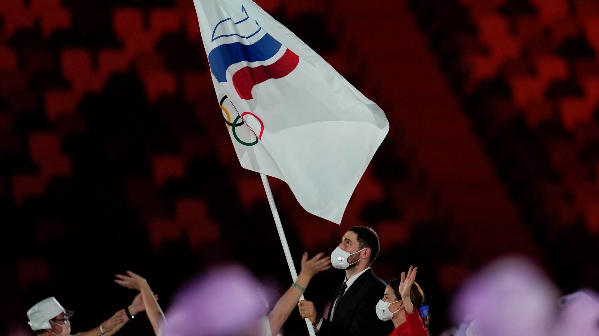 Com Rússia banida dos Jogos, atletas do país desfilam com cores de Comitê