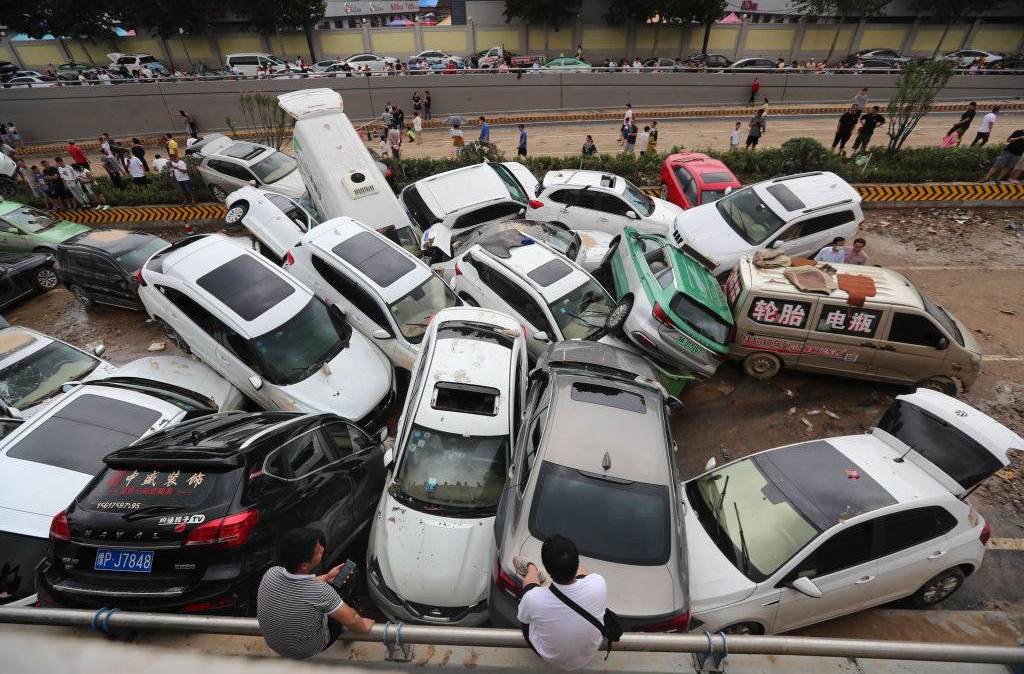 Carros empilhados após devastadora enchente na China