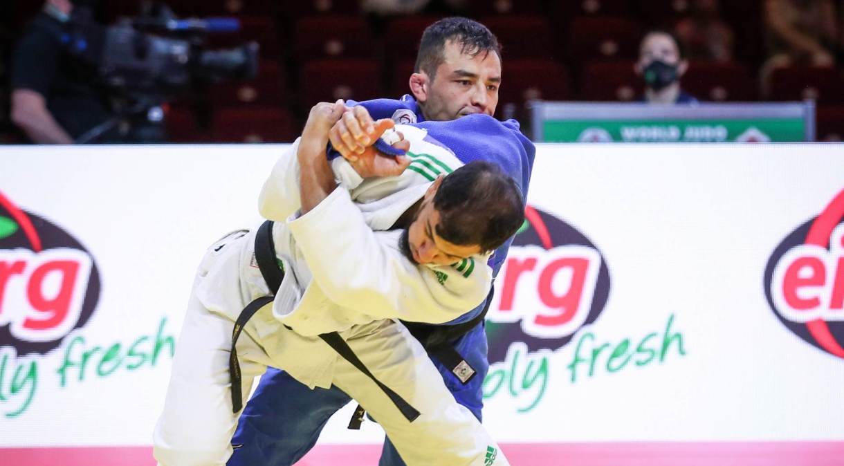 Judoca argelino Fethi Nourine (de branco) desistiu das Olimpíadas de 2020 em apoio à causa palestina