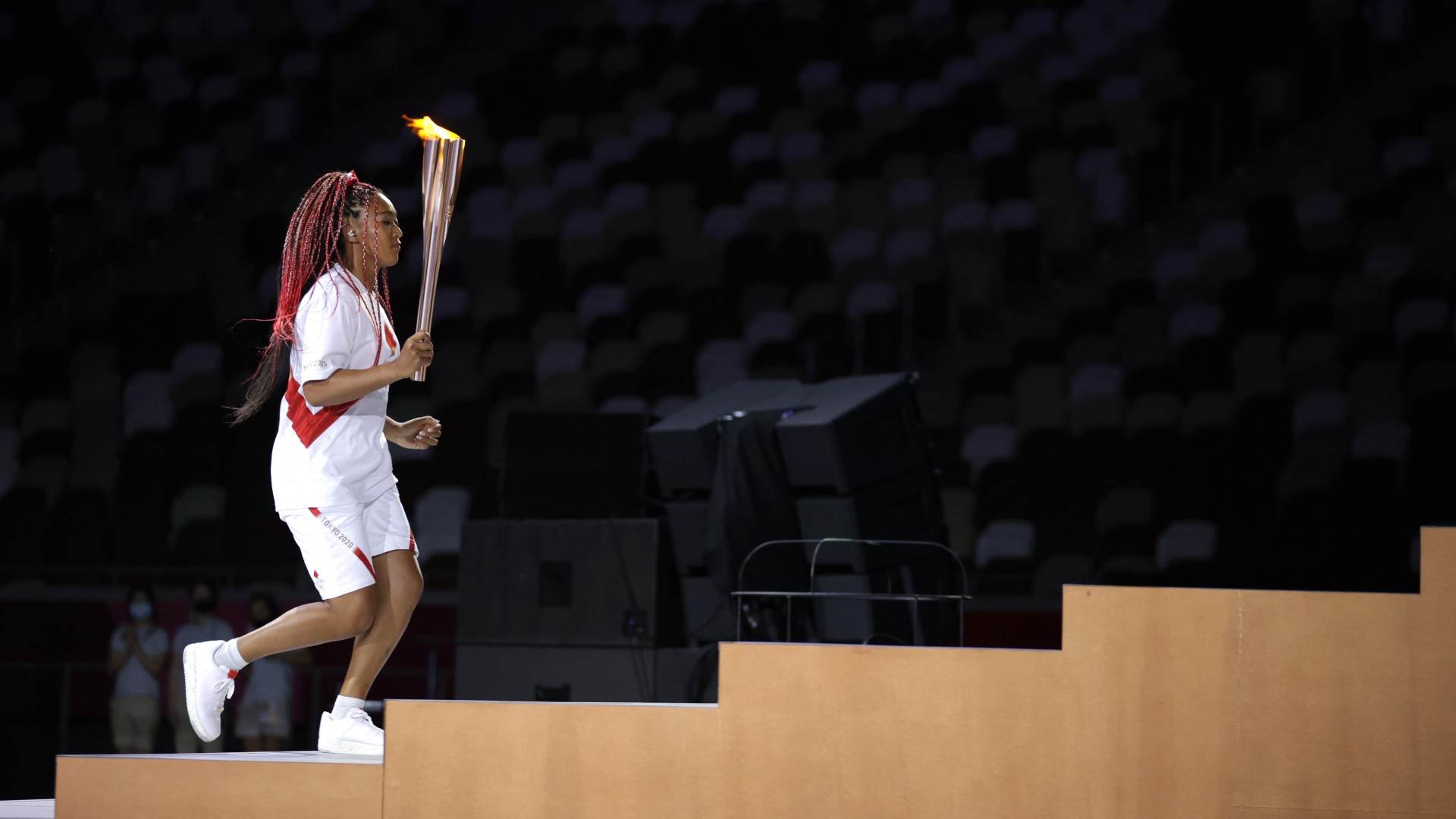 Naomi Osaka carrega a tocha olímpica na cerimônia de abertura dos Jogos