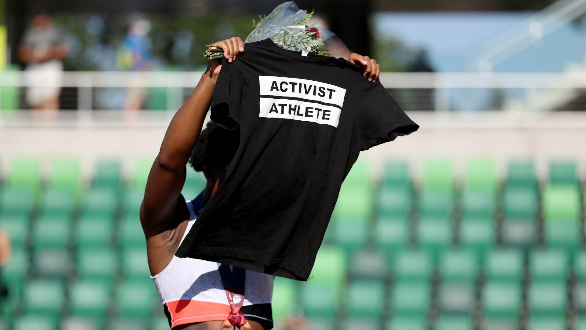 Gwen Berry exibe camisa com texto ‘atleta ativista’ em evento pré-olímpico