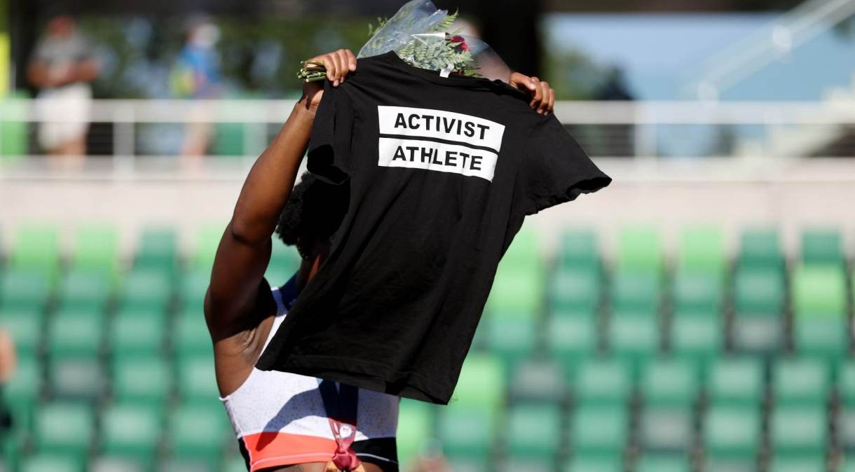 Gwen Berry exibe camisa com o texto ‘atleta ativista’ em evento pré-olímpico nos EUA