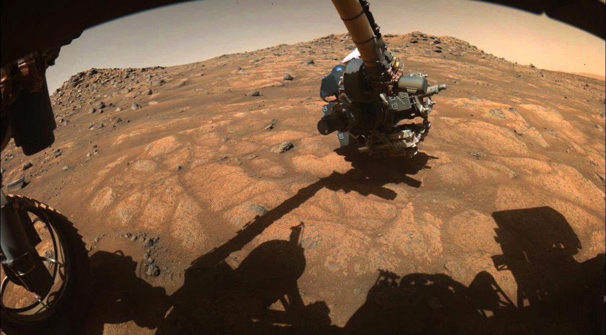 O braço robótico do rover Perseverance examina rochas