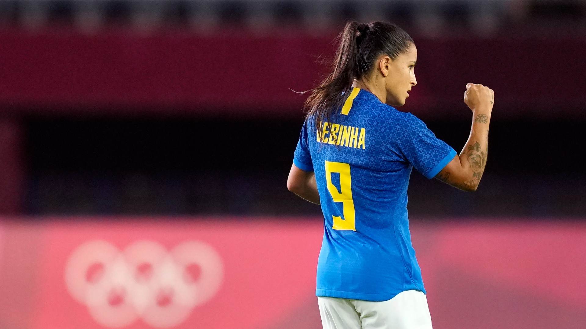 Debinha comemora gol de empate em jogo contra Holanda