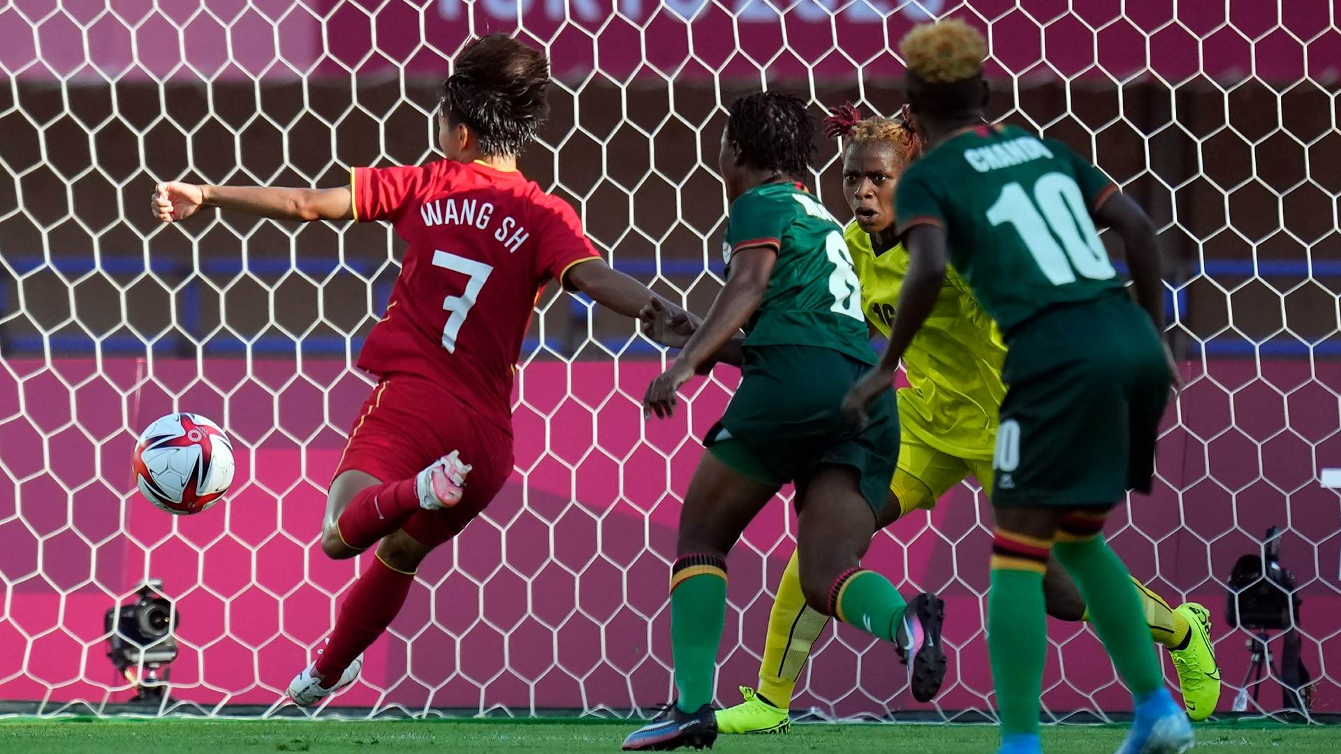 Wang Shuang (camisa 7), marcou os 4 gols da China contra a Zâmbia