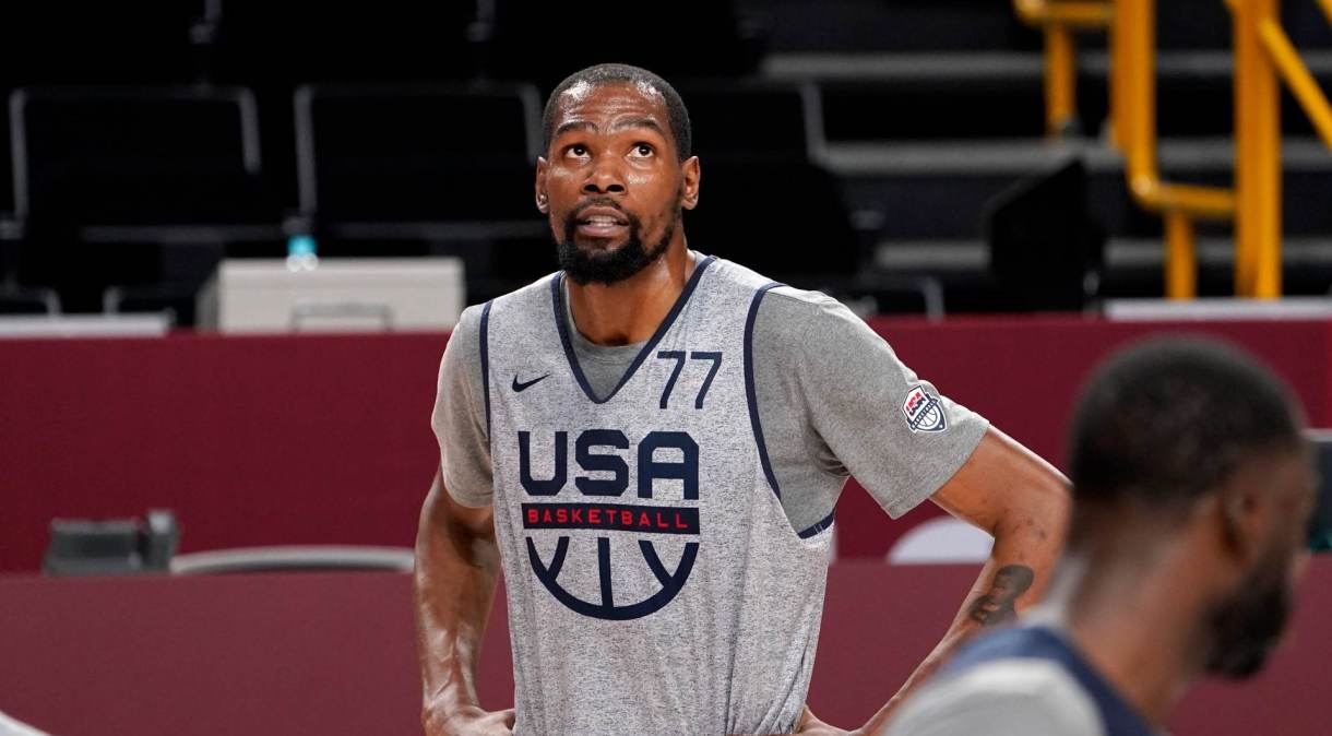 Maior astro da seleção dos EUA. Kevin Durant treina para a estreia do basquete em Tóquio