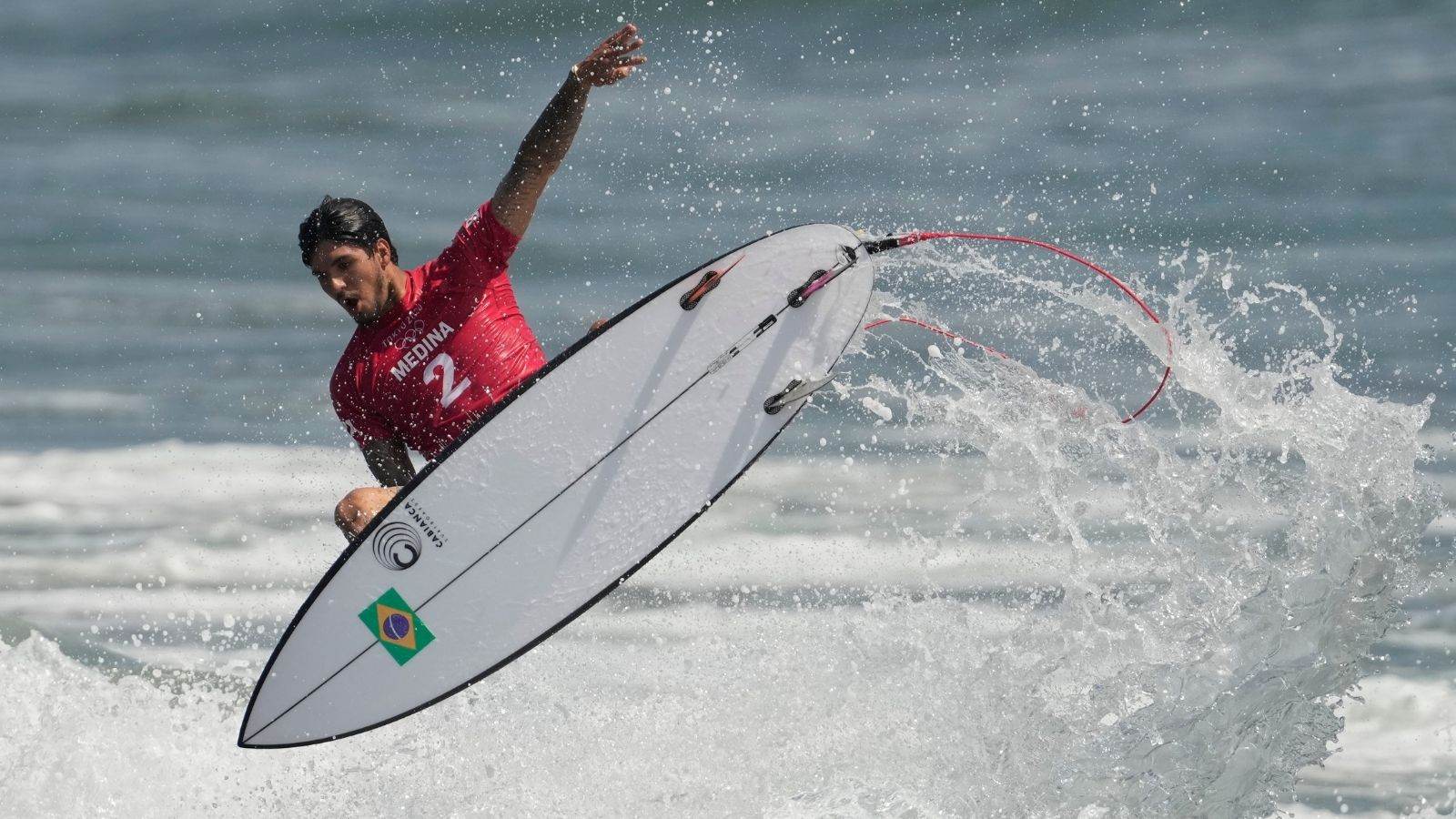 Gabriel Medina surfa onda na praia de Tsurigasaki