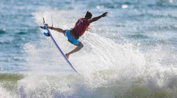 Gabriel Medina, apontado também como favorito ao ouro, entra no mar na sequência