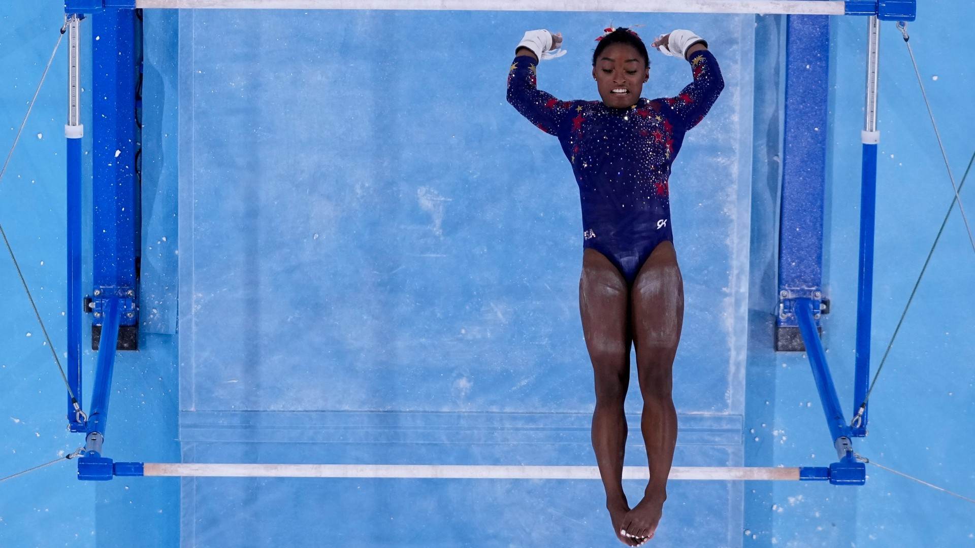 Simone Biles, dos EUA, se apresenta na classificatória das barras assimétricas