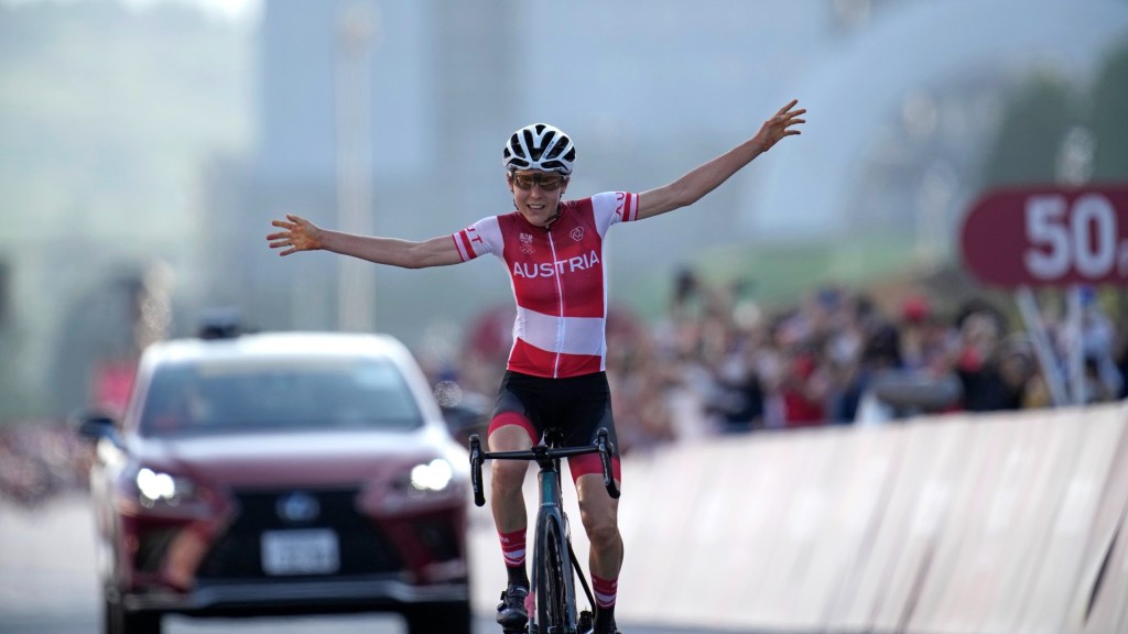 Anna Kiesenhofer (AUS) comemora vitória na prova feminina de ciclismo de estrada