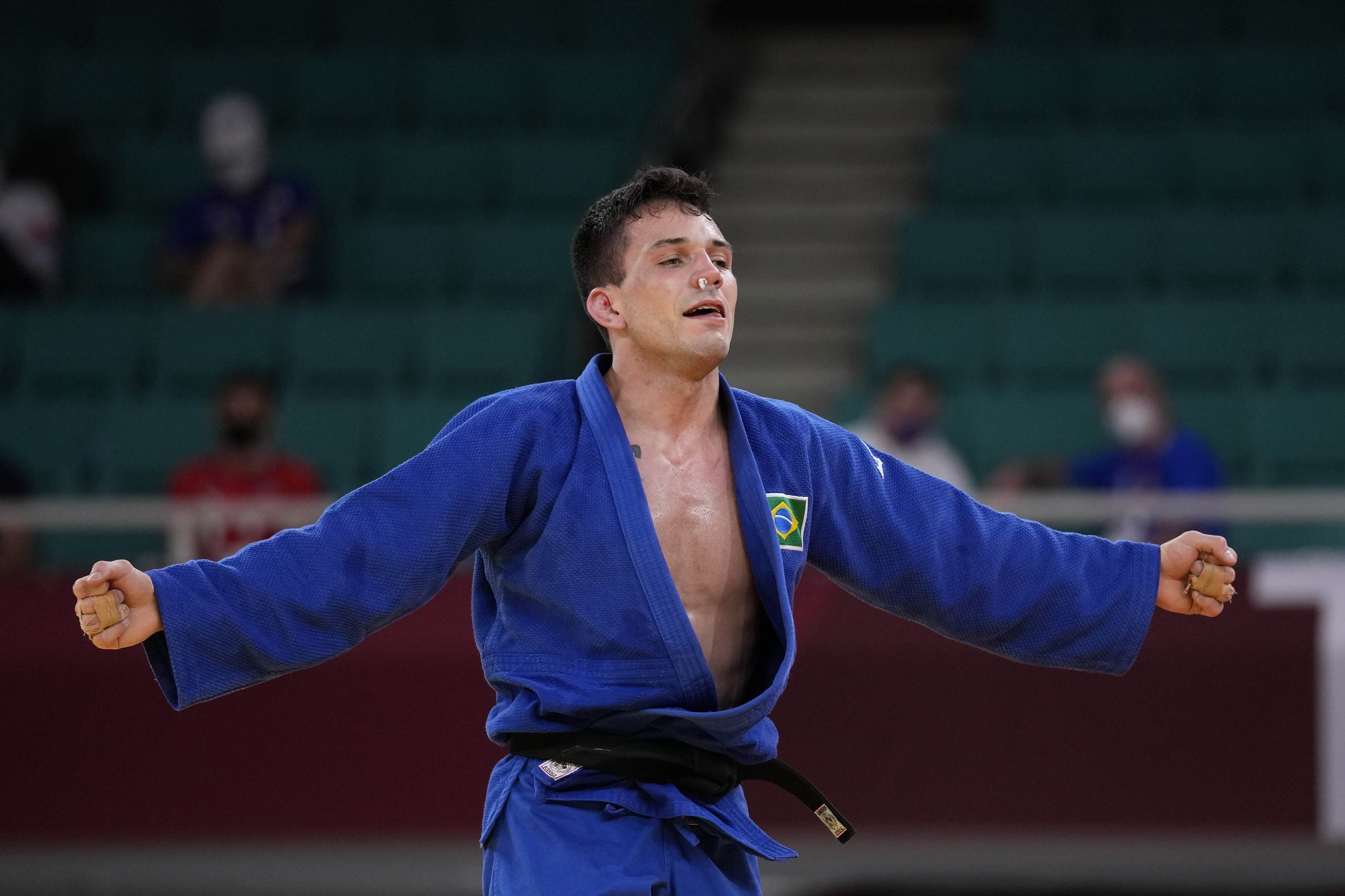 Daniel Cargnin festeja após conquistar o bronze nas Olimpíadas 2020