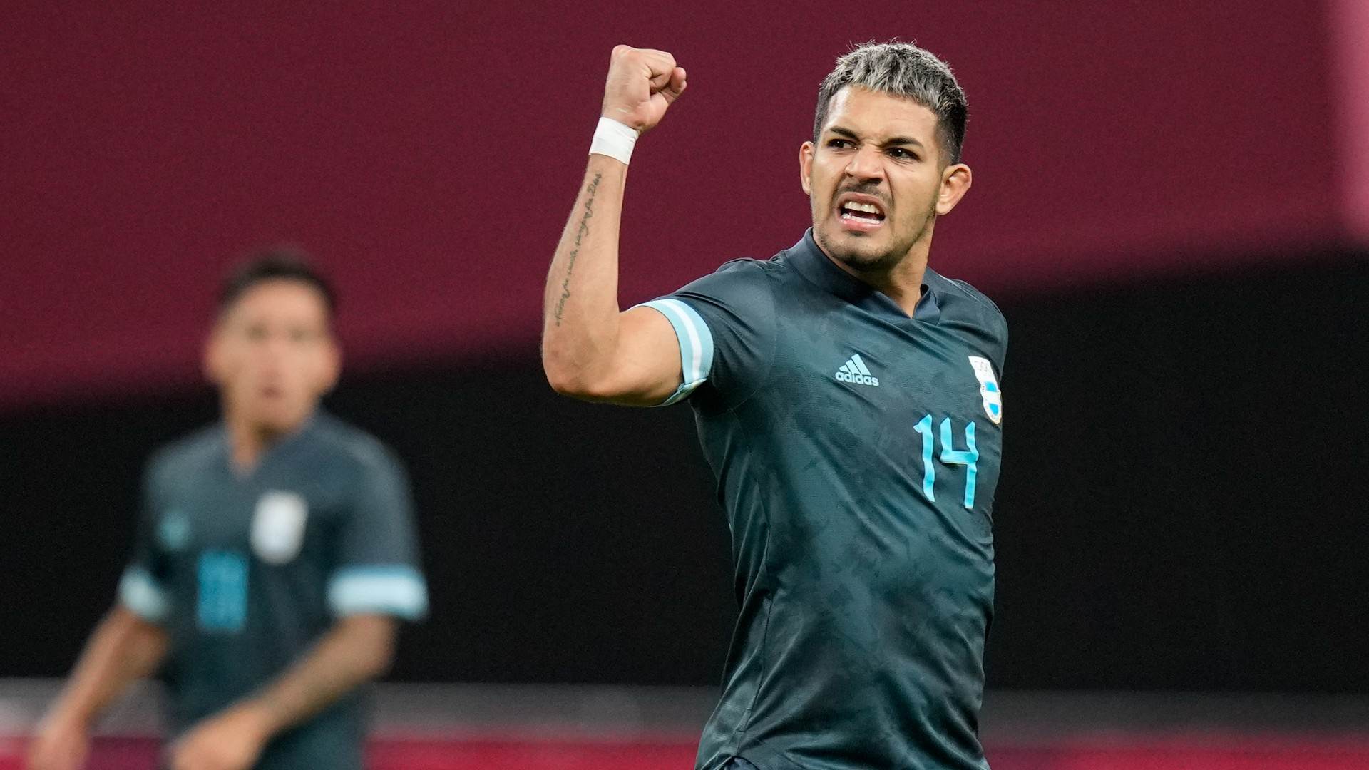 Facundo Medina comemora o gol da Argentina na vitória por 1 a 0 contra o Egito