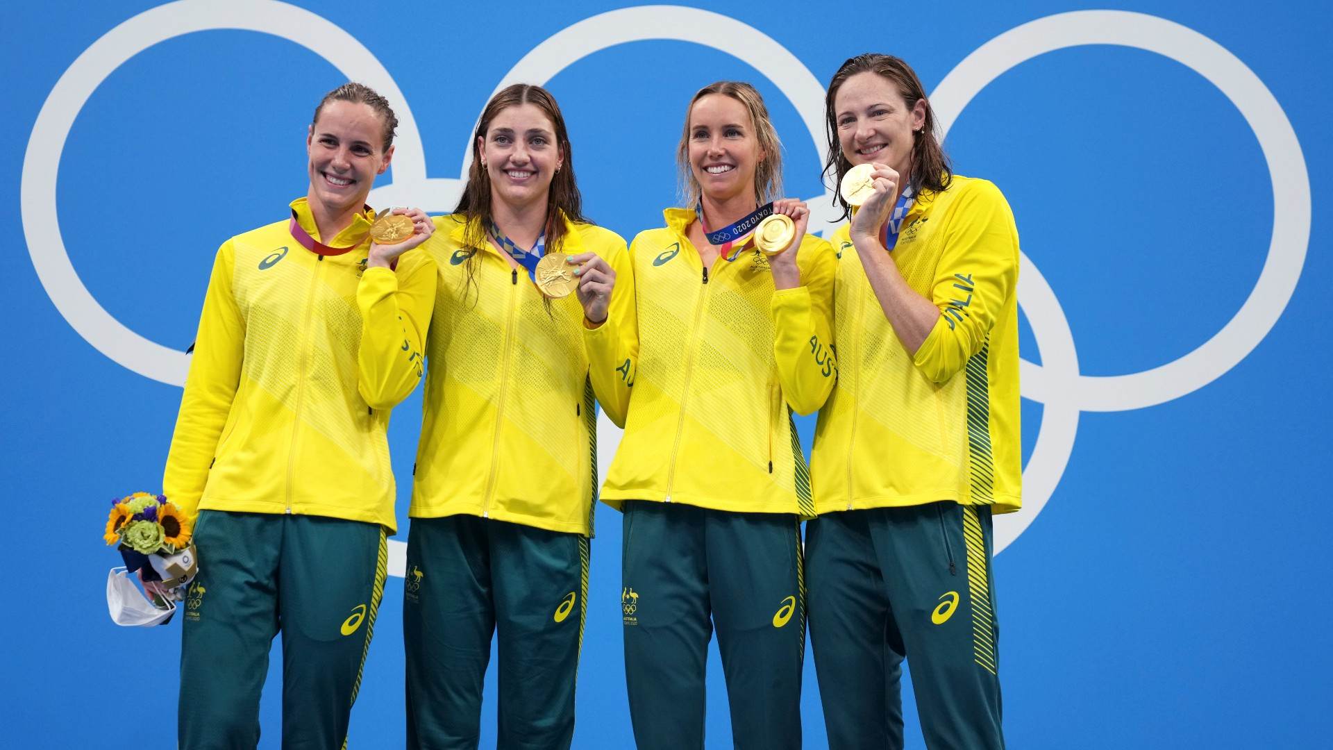 Nadadoras da Austrália recebem medalha de ouro no revezamento 4x100m