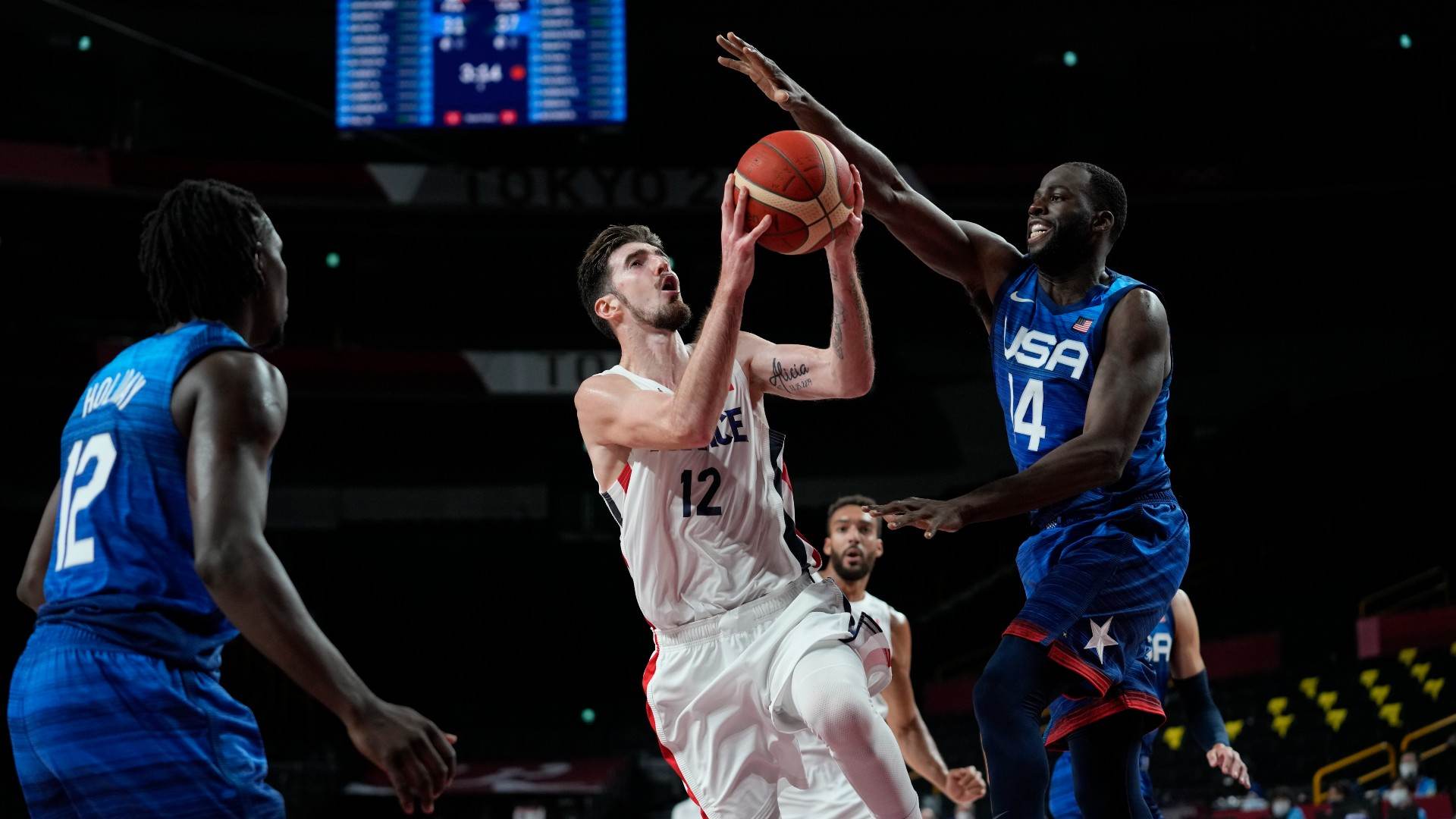 Basquete: Nando de Colo, da França, é marcado por Draymond Green, dos EUA