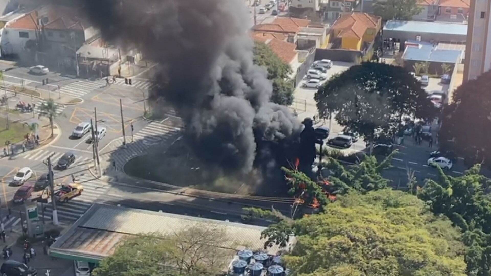 Incêndio na escultura do bandeirante Borba Gato