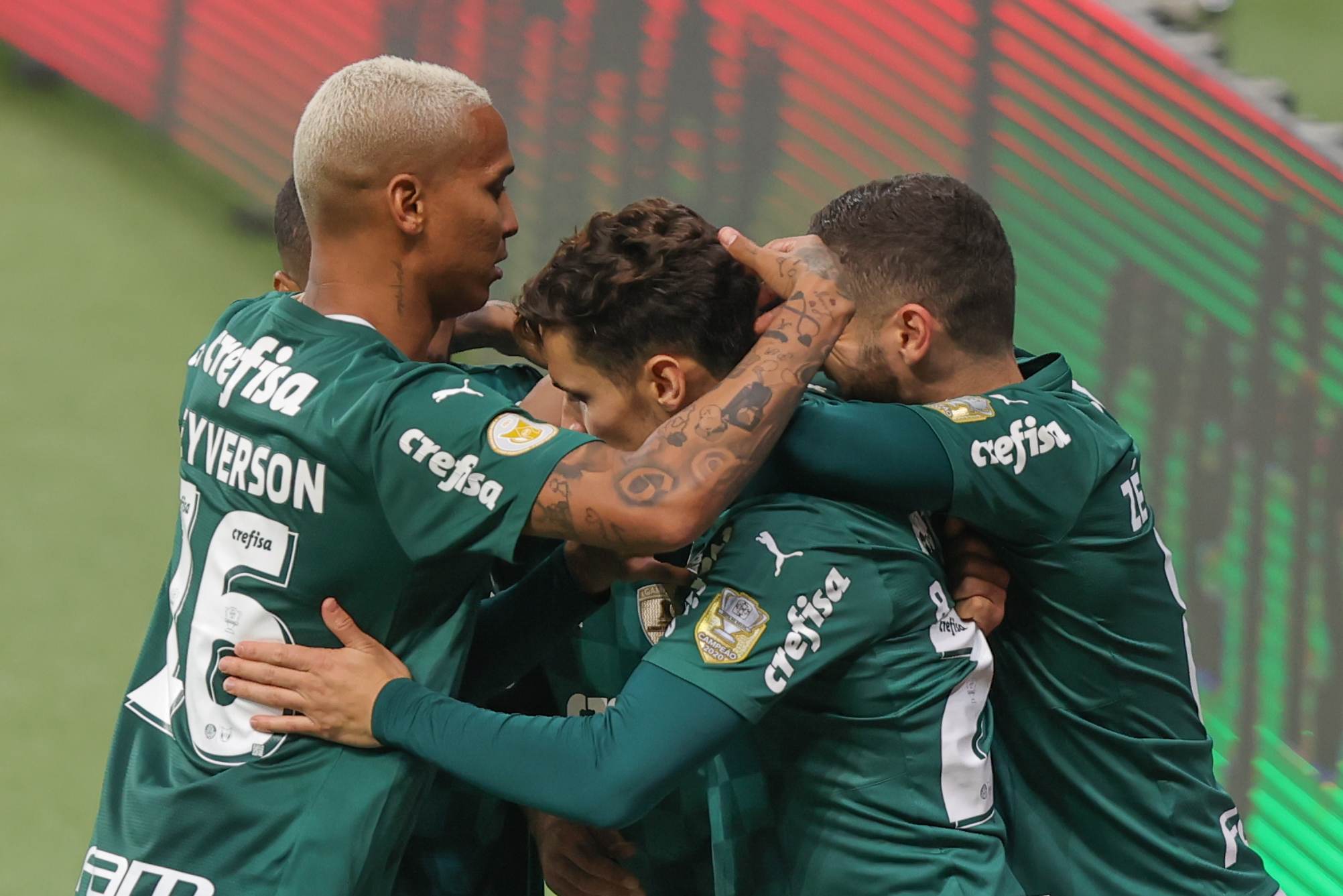 Jogadores do Palmeiras comemoram o gol contra o Fluminense 