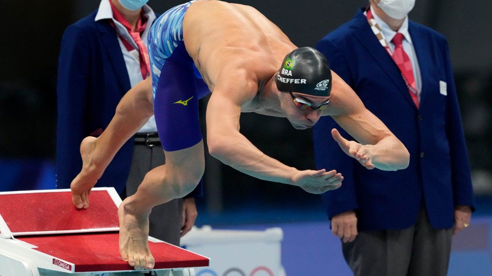 Fernando Scheffer pula na piscina do Centro Aquático de Tóquio