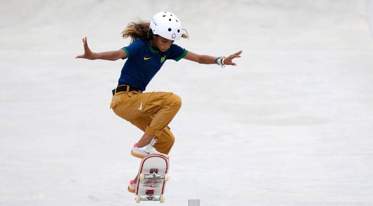 Rayssa Leal, a Fadinha, em manobra na final do skate street nas Olimpíadas de 2020
