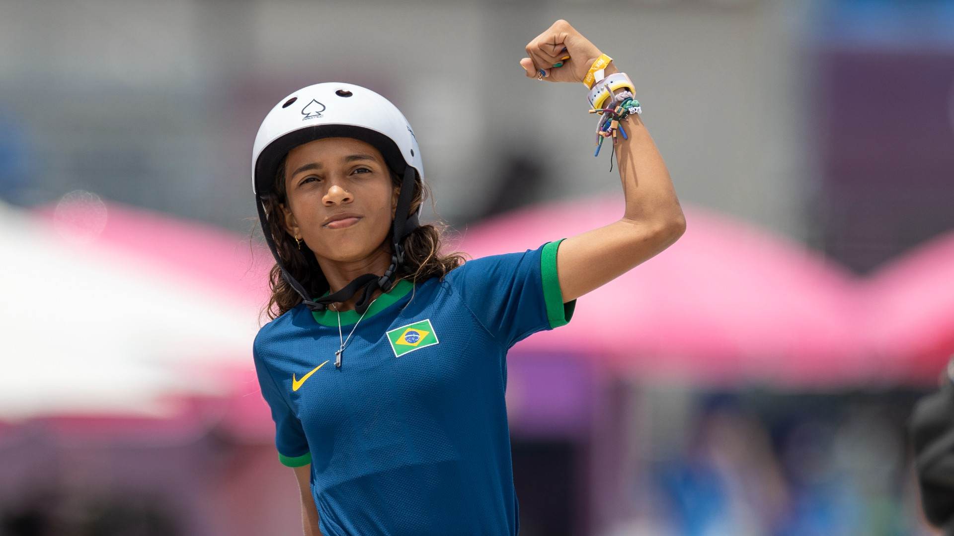 Aos 13 anos, Rayssa Leal, a Fadinha, conquistou a medalha de prata no skate stre