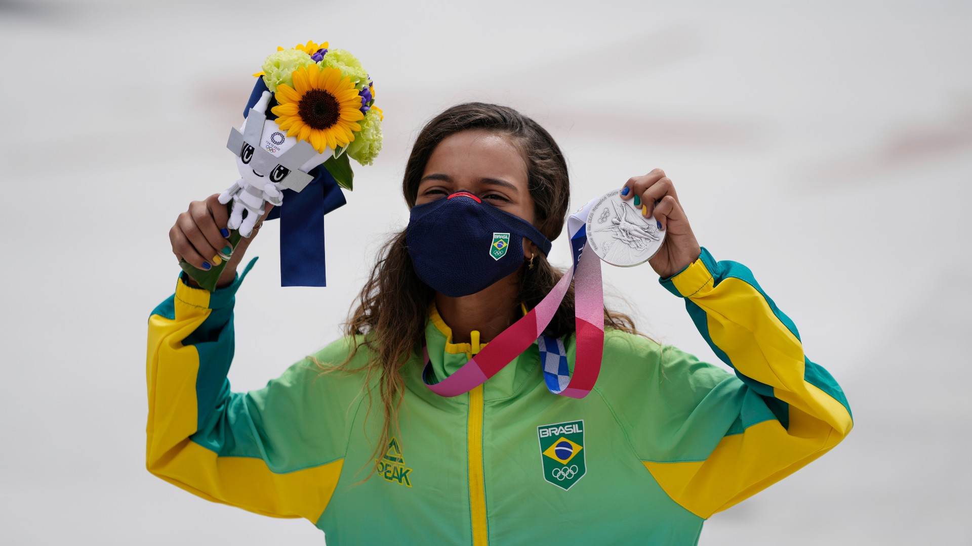 Com apenas 13 anos, skatista brasileira Rayssa Leal ganhou a prata no skate