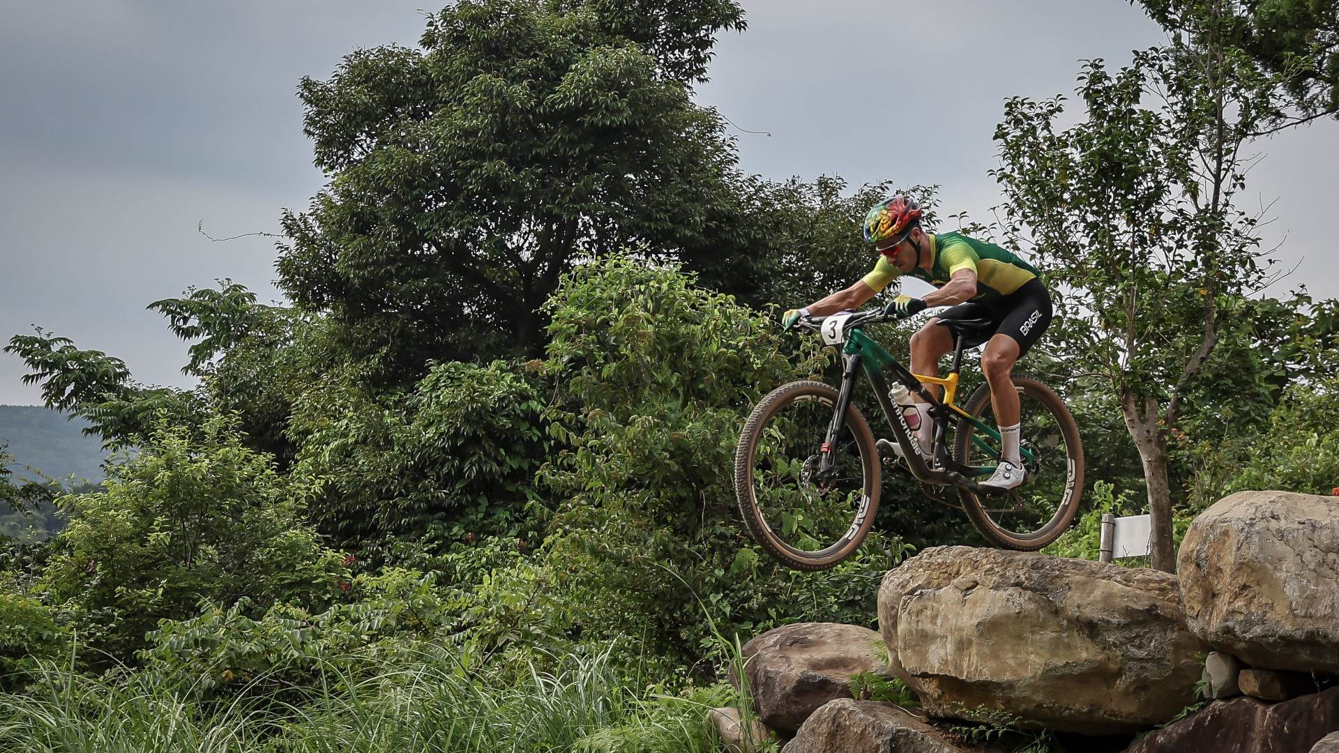 Ciclista brasileiro Henrique Avancini na prova de mountain bike em Tóquio