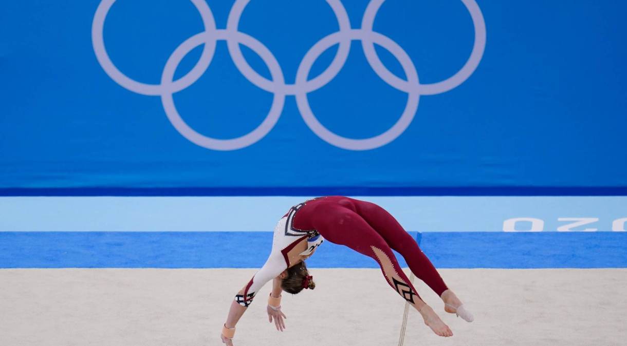 Alemã Sarah Voss se apresenta no solo durante classificatória da ginástica artística nas Olimpíadas