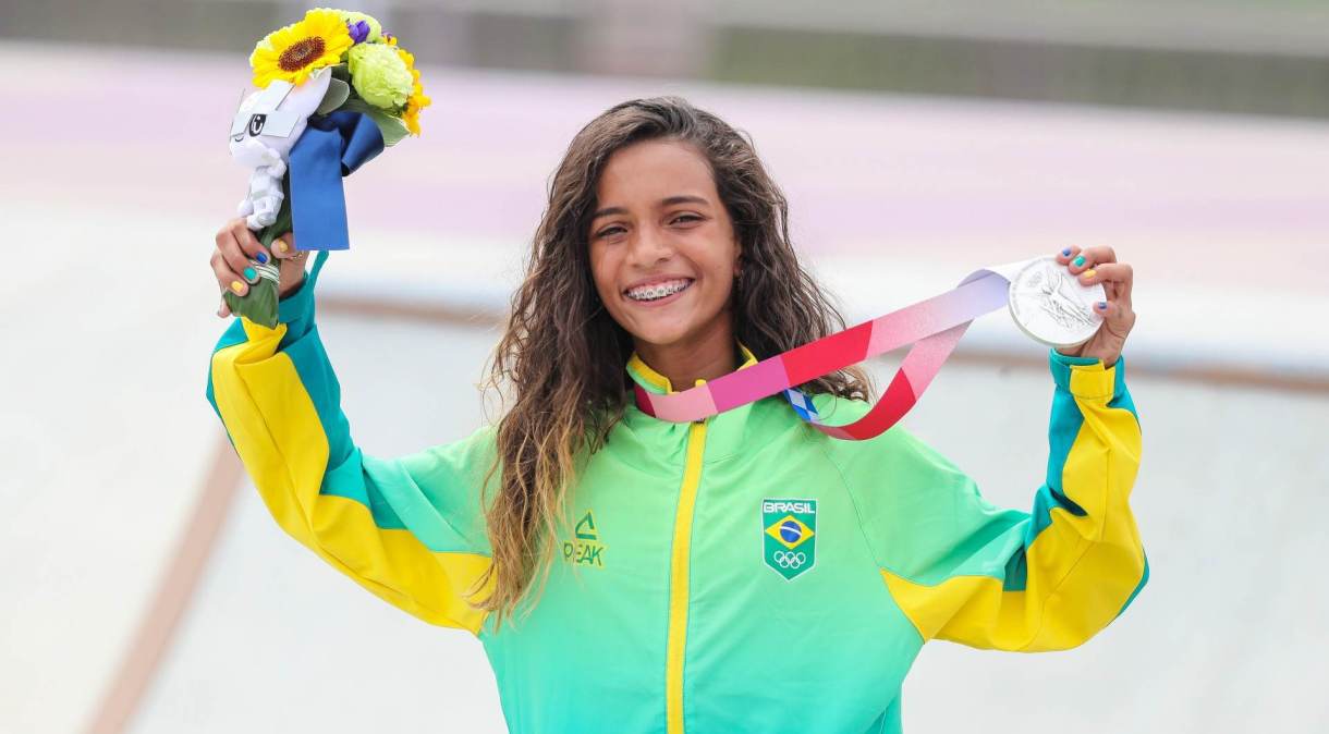 Rayssa Leal, a ‘Fadinha’, celebra a conquista da medalha de prata no skate street