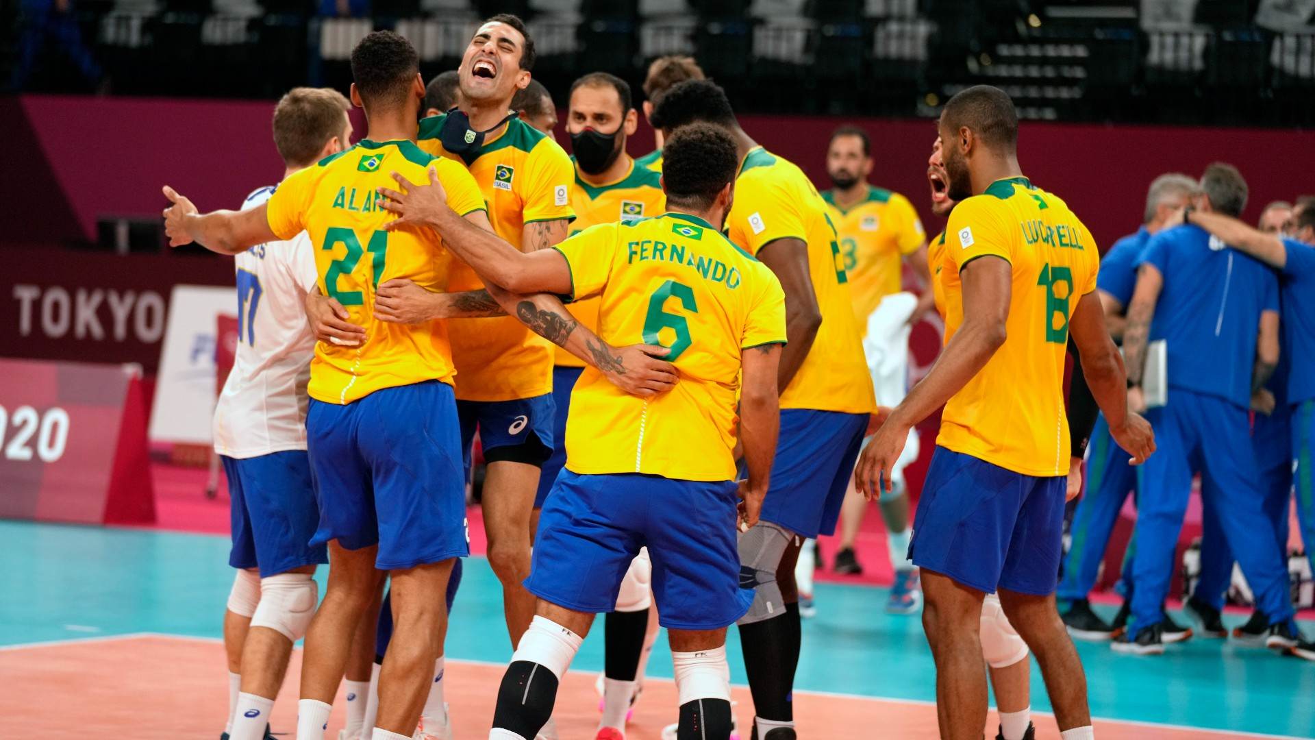 Seleção masculina de vôlei do Brasil celebra vitória por 3 a 2, sobre Argentina