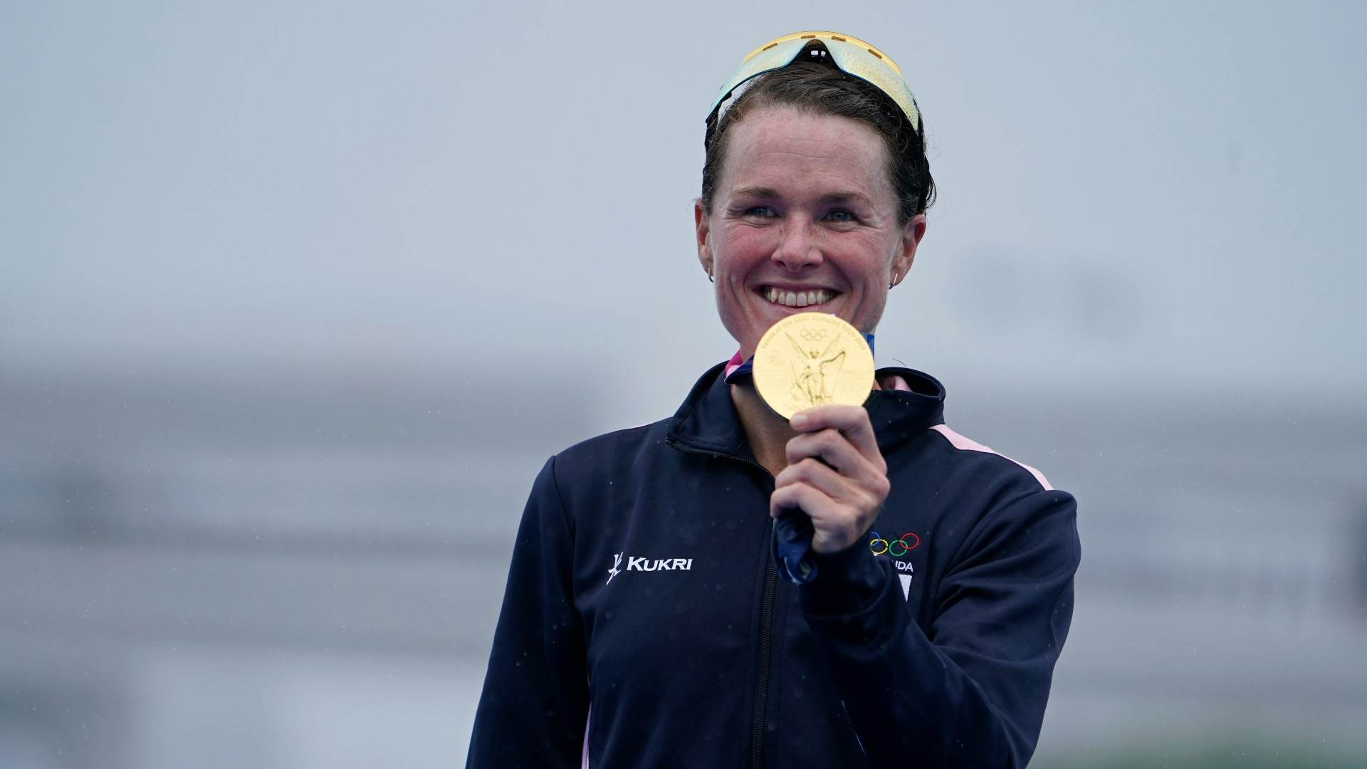 Flora Duffy se tornou a primeira pessoa de Bermudas a ganhar uma medalha de ouro