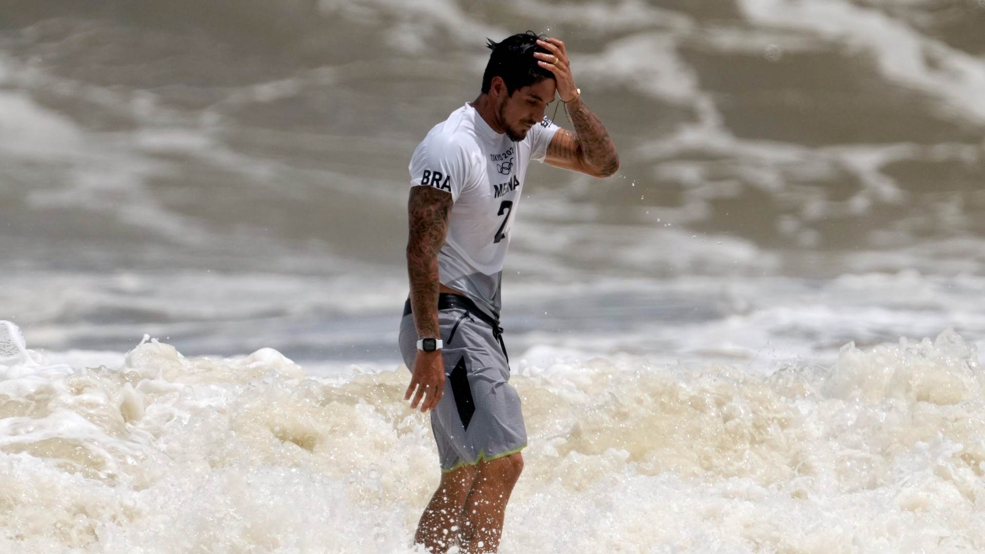 Gabriel Medina se lamenta após a eliminação nas semifinais do surfe masculino