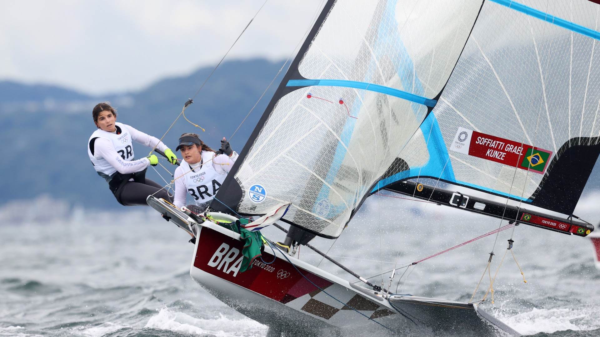 Martine Grael e Kahena Kunze competem na classe 49erFX da vela no Japão