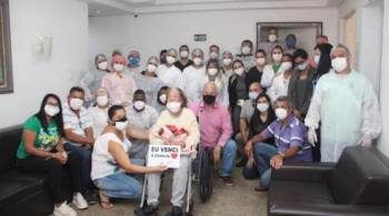 Generoza Araujo recebeu alta com palmas e cercada de carinho da equipe médica e de familiares em hospital de Itaperuna