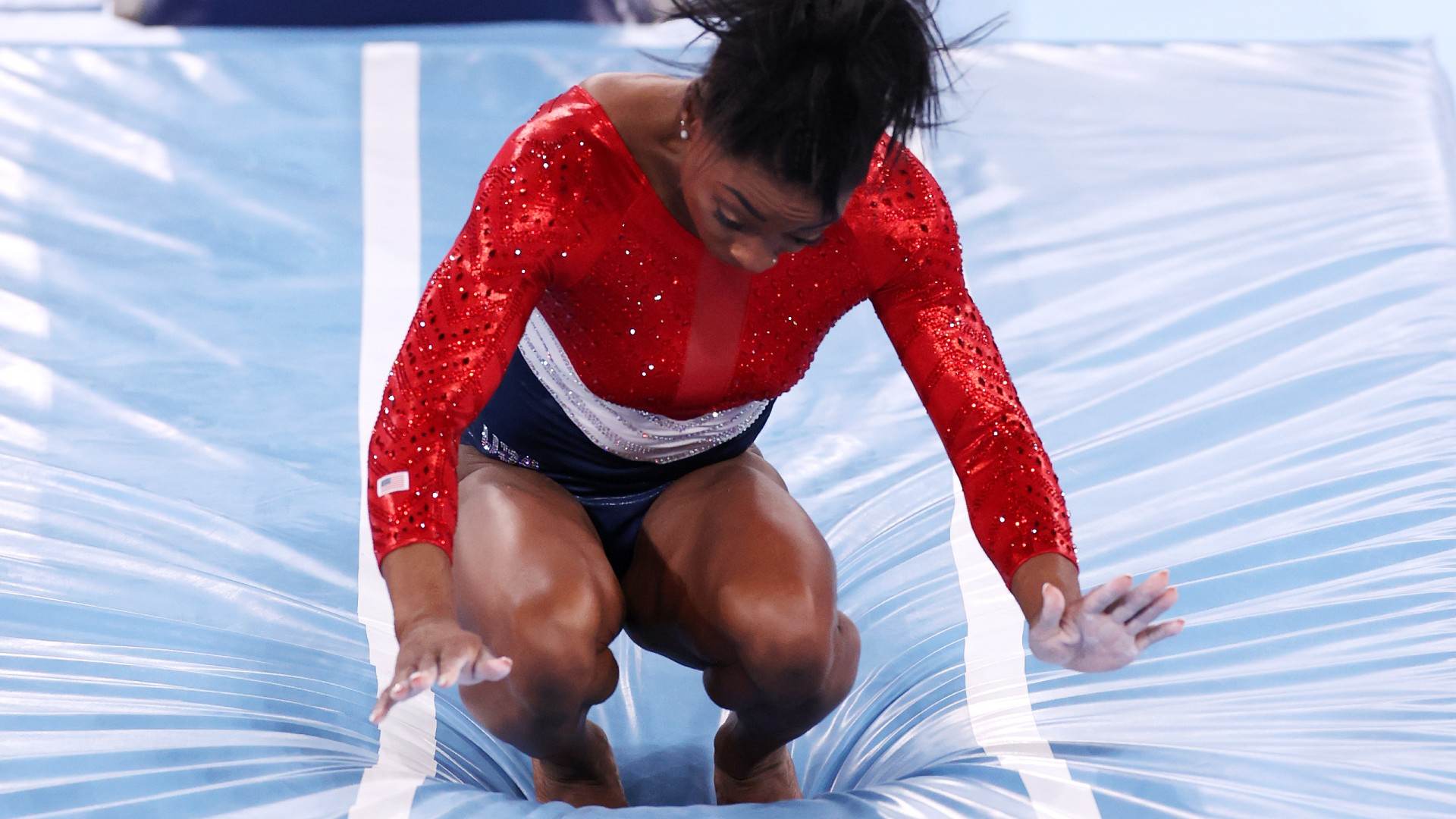 Simone Biles, dos EUA, teve dificuldade no salto durante final por equipe