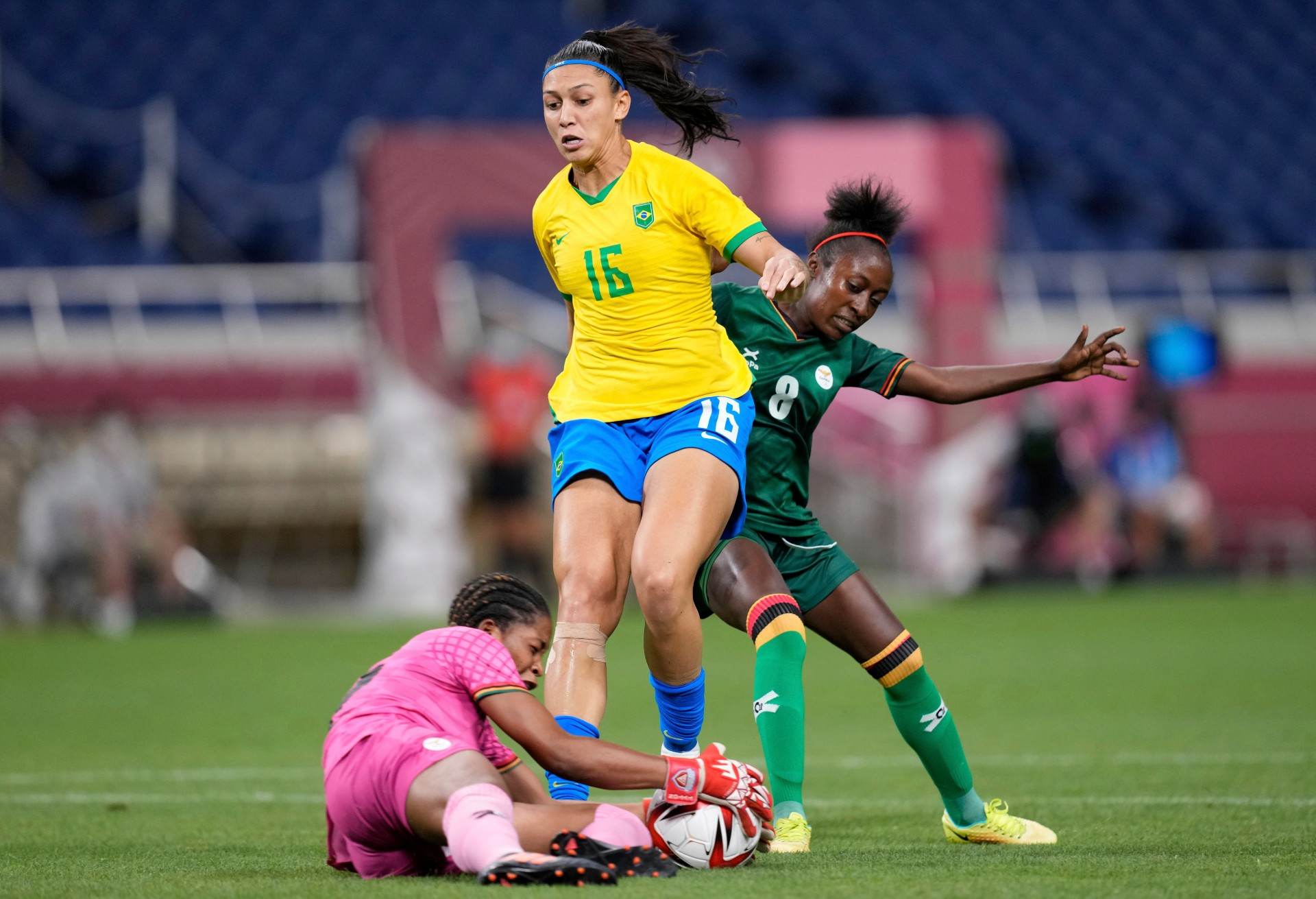 Bia Zaneratto disputa bola com Hazel Nali, goleira de Zâmbia