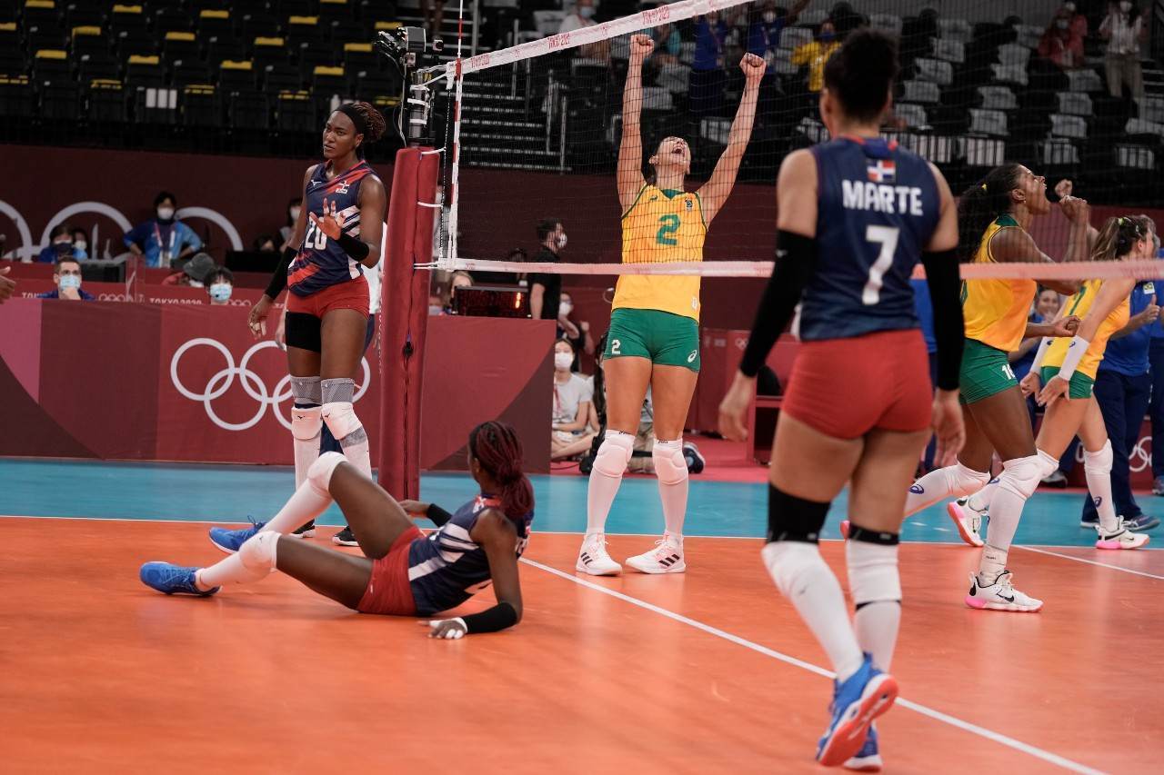 Atleta brasileira do vôlei feminino comemora ponto contra República Dominicana