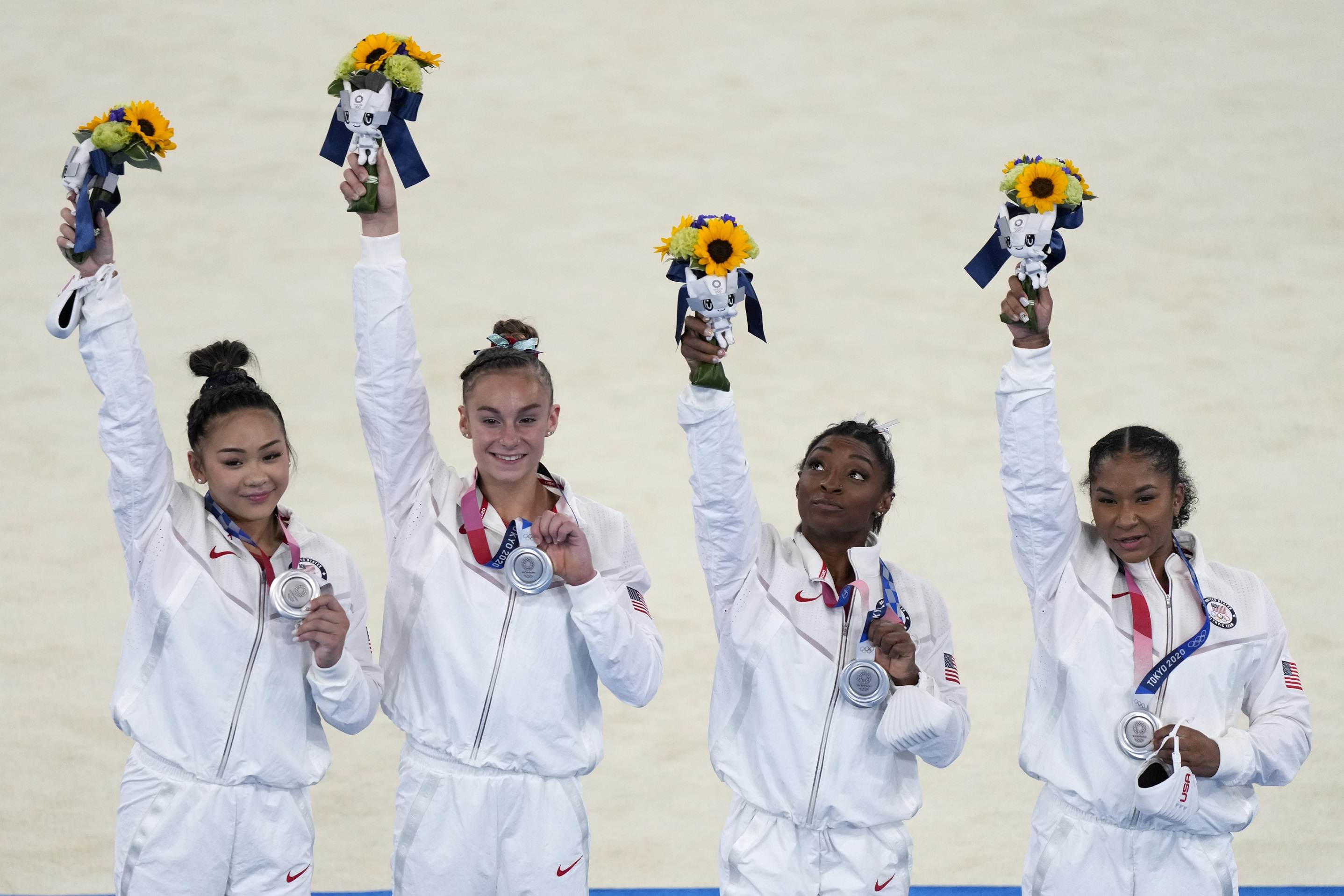 Norte-americanas, com Simone Biles, recebem medalha de prata em Tóquio