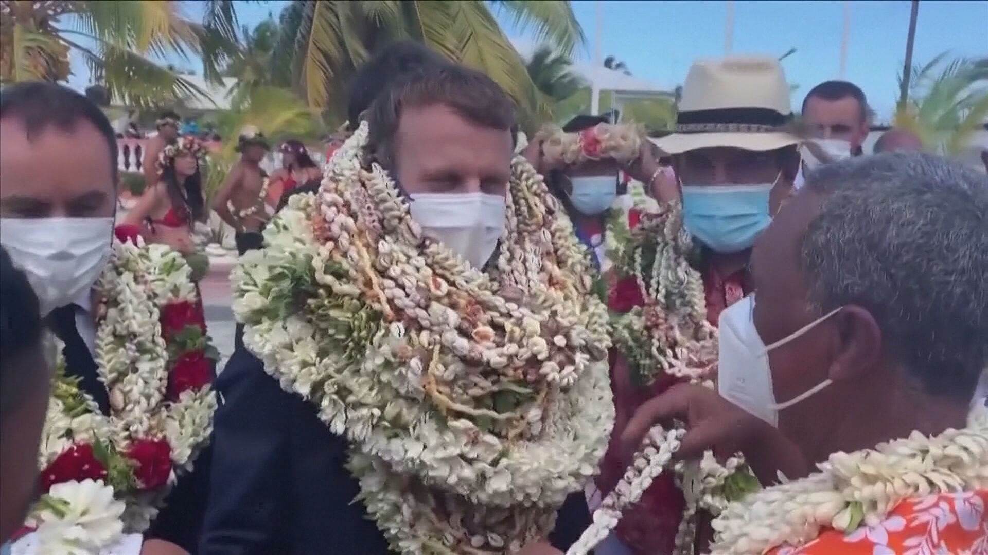 Emmanuel Macron, foi recebido com flores na Polinésia Francesa