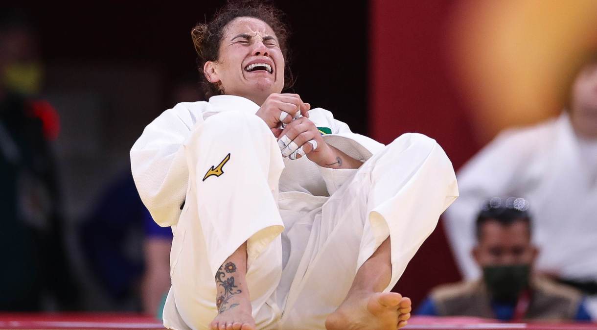 Judoca Maria Portela chora após ser eliminada nas oitavas de final das Olimpíadas de Tóquio