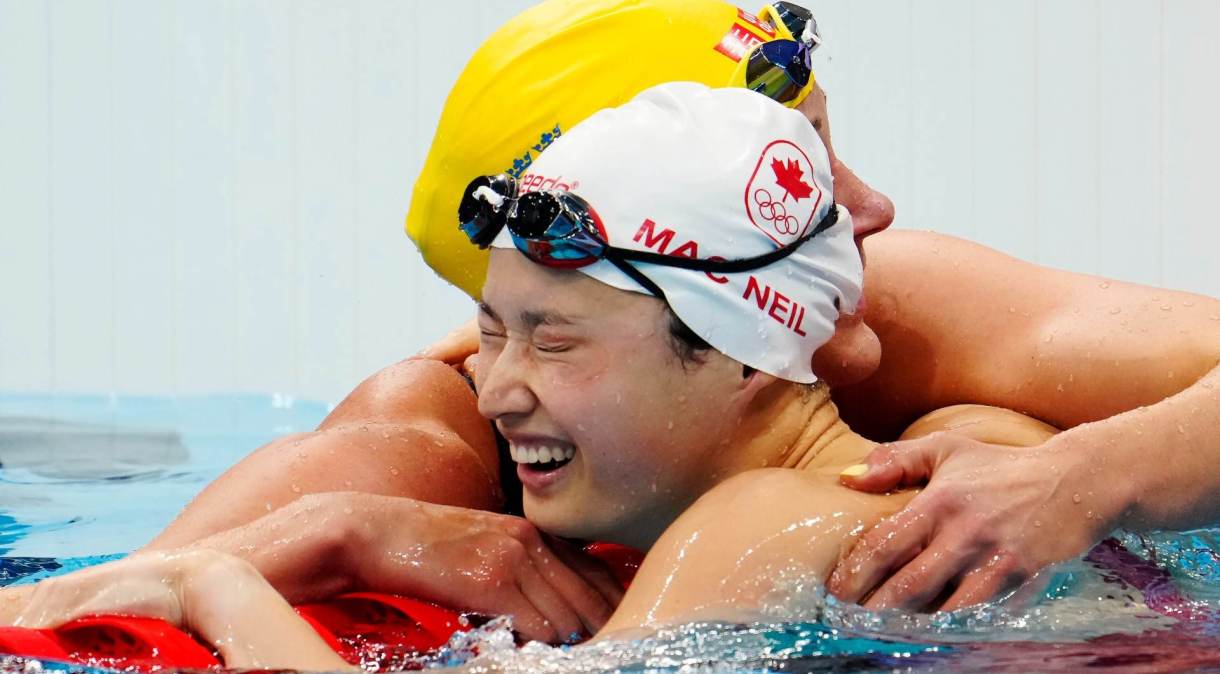 Margaret MacNeil comemora, ainda na piscina, vitória nos 100m borboleta em Tóquio