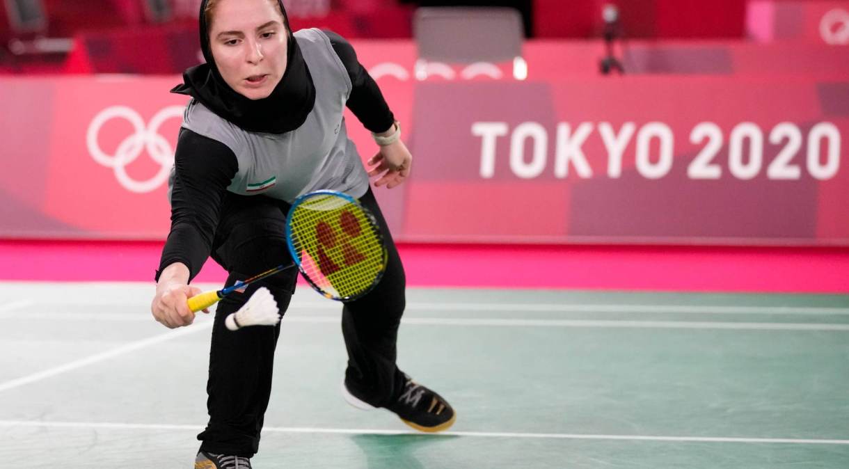 Soraya Aghaei Hajiagha, do Irã, compete de calças e hijab no torneio de badminton das Olimpíadas
